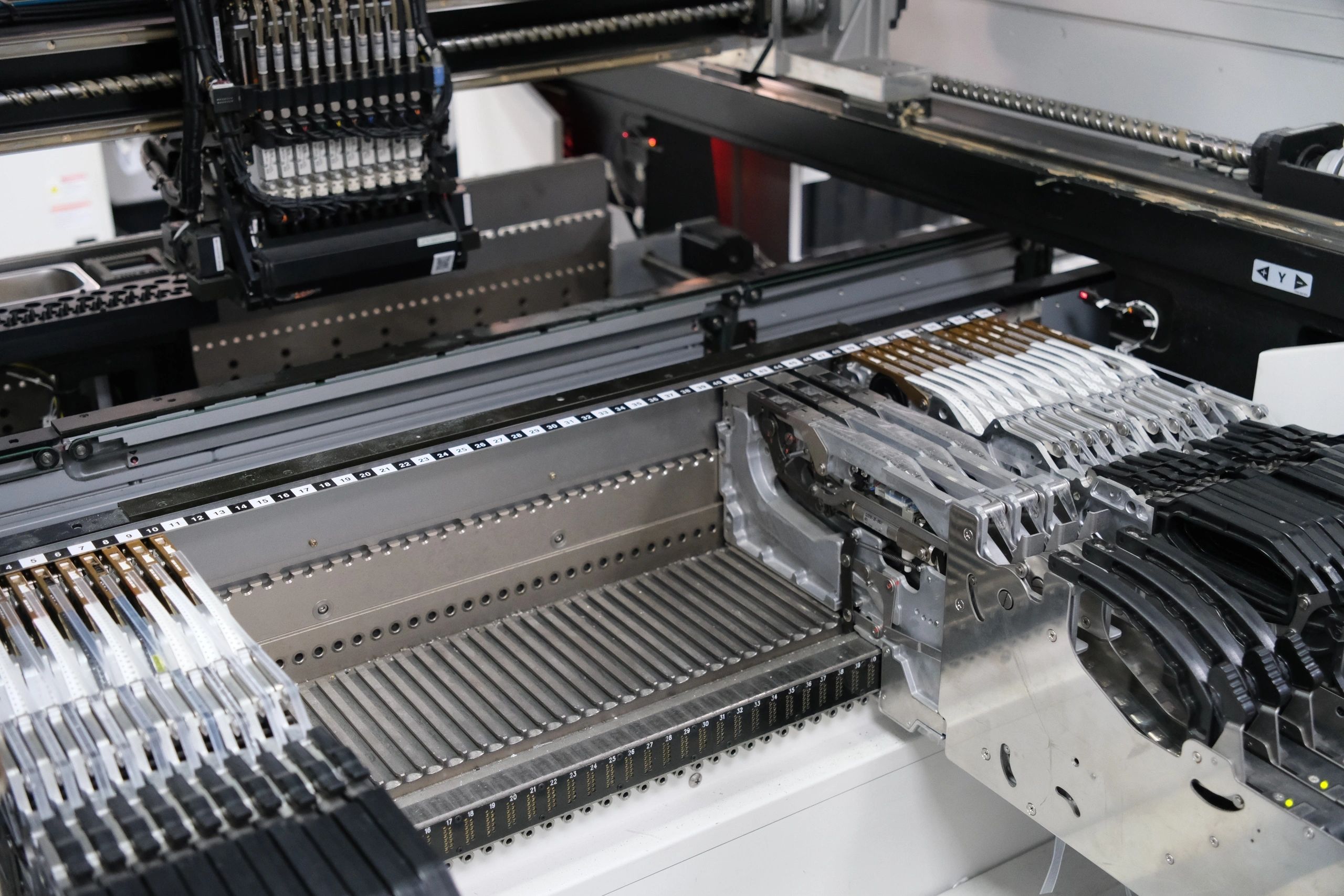 SMT placement equipment and component feeders